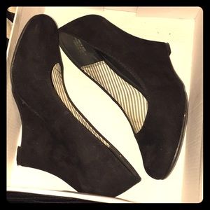 Black wedges